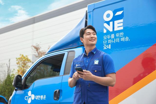 A CJ Logistics truck and a delivery person / Courtesy of CJ Logistics