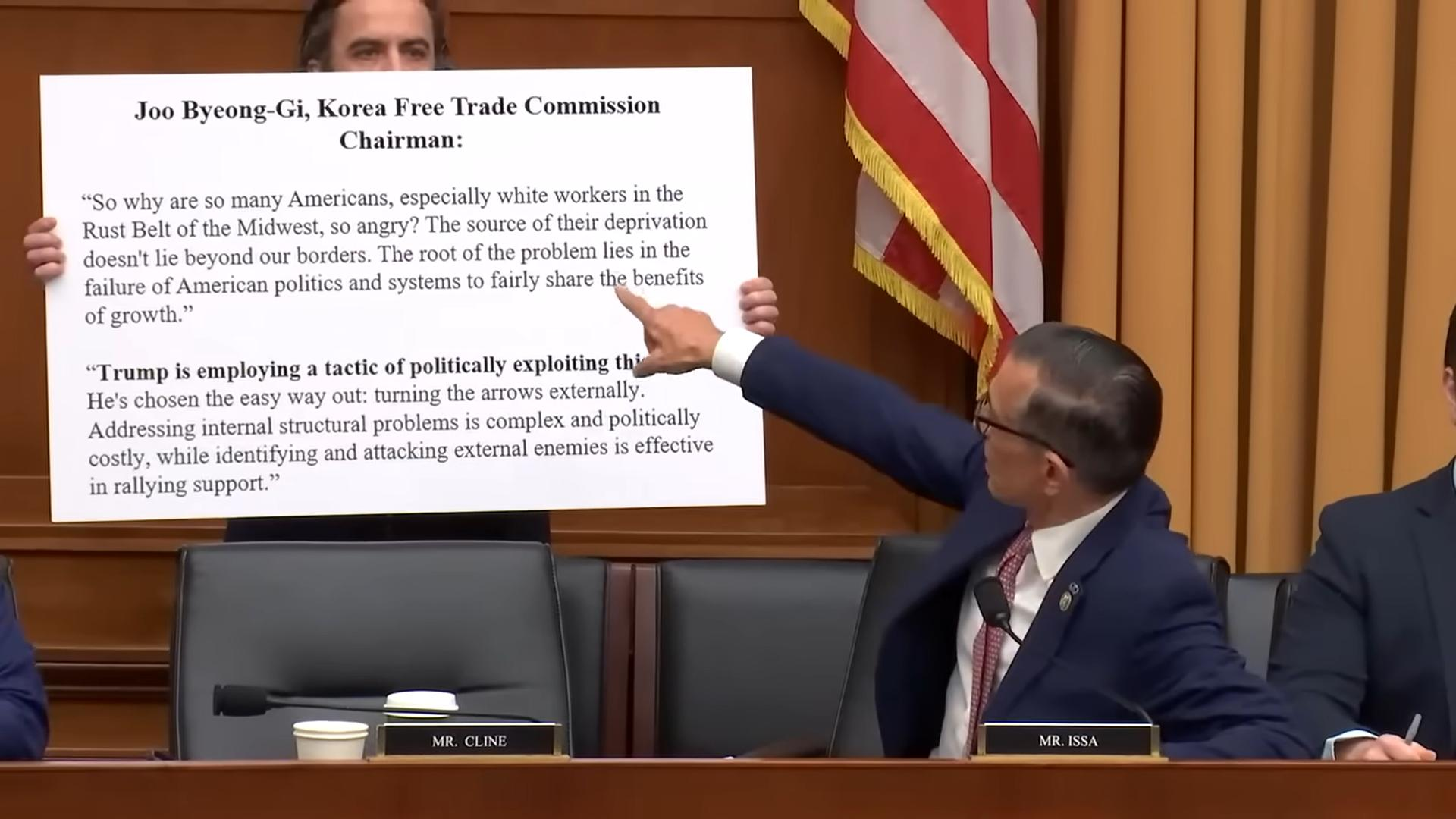 Republican Rep. Darrell Issa points to Fair Trade Commission Chairman Ju Biung-ghi's machine-translated column during a hearing in Washington, Tuesday (local time). Captured from U.S. House Committee on the Judiciary's YouTube