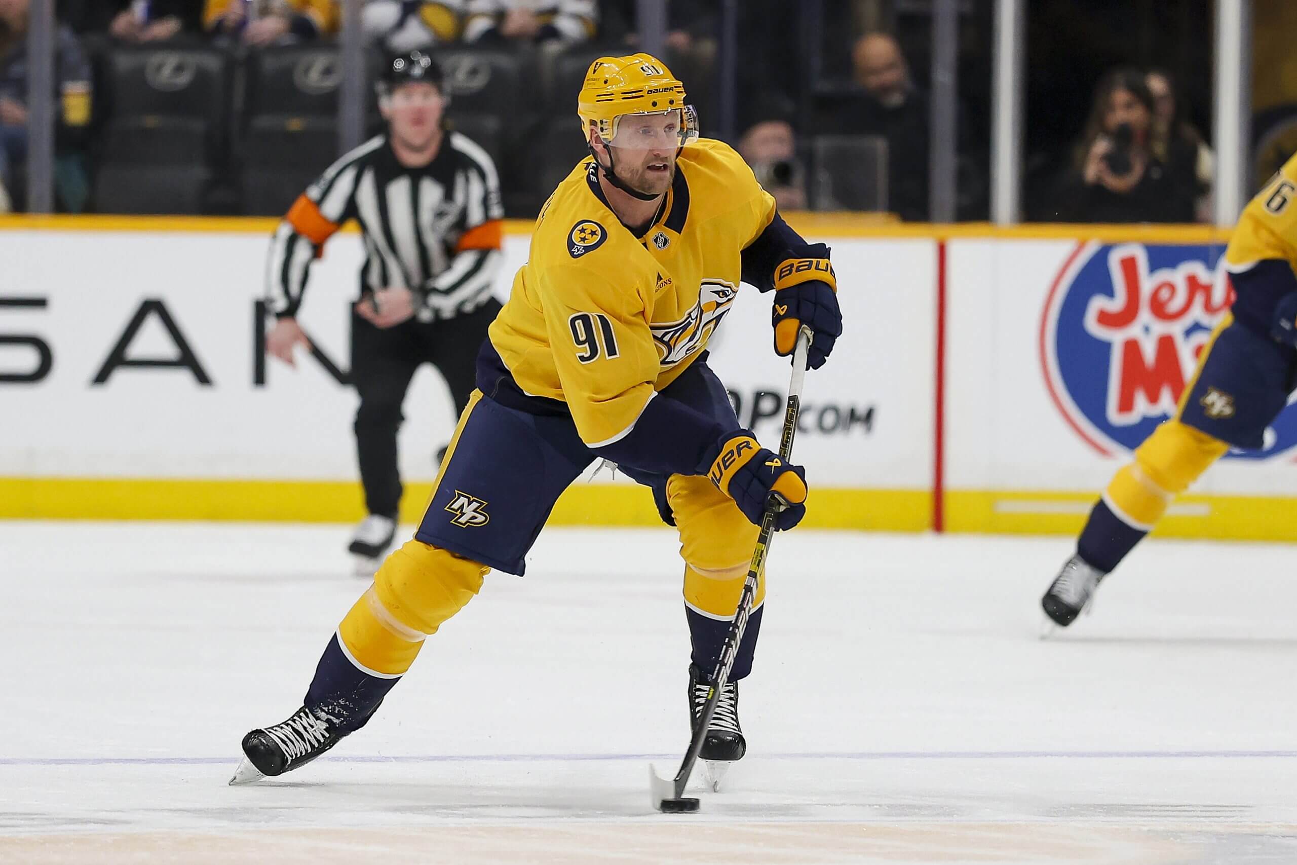 Steven Stamkos looks for a pass during a Predators game.